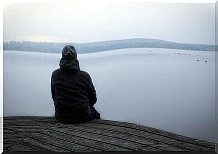 A man who looks at the water to avoid digital dementia