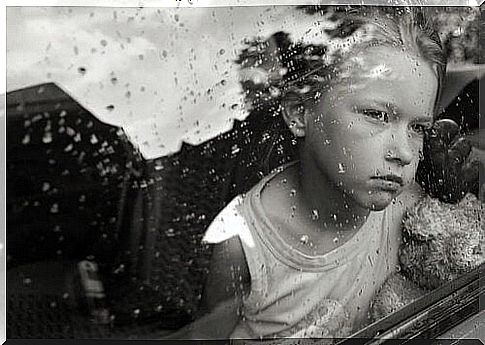 Little girl looks out car window