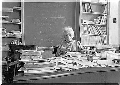 Einstein's cluttered desk, a sign of intelligence